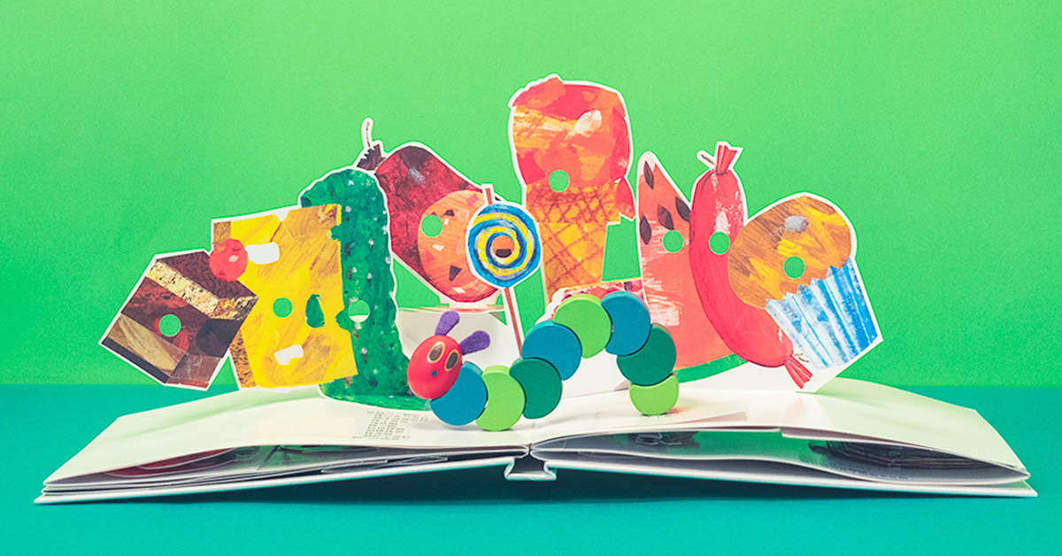 那些年的孩子都當阿嬤了!暢銷50年的童書《好餓的毛毛蟲》究竟在紅什麼