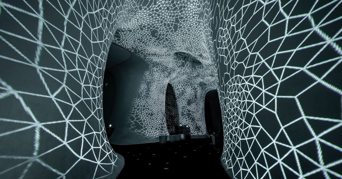 通往柏拉图的「洞穴寓言」!台中歌剧院光之曲幕《RE:CAVE》展览亮点抢先看
